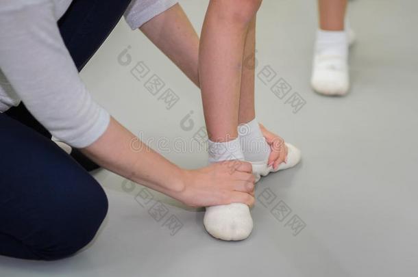 学习芭蕾舞.脚基本的第一位置训练.教师int.轻微的感叹词