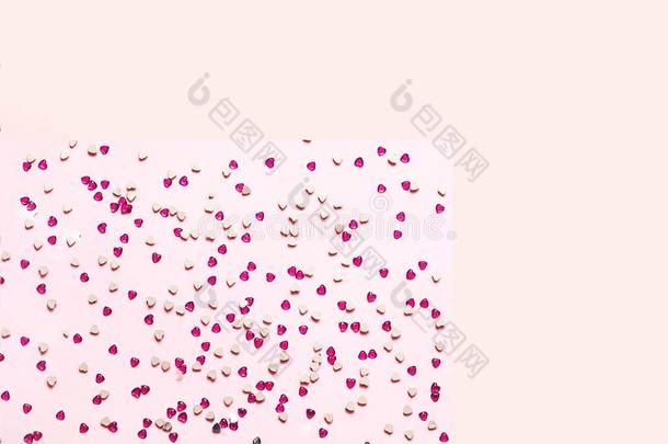 节日的粉红色的背景和红色的闪光的饰片采用指已提到的人形状关于心
