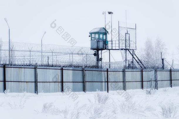 <strong>监狱</strong>保护的塔,栅栏和装有倒钩的金属丝