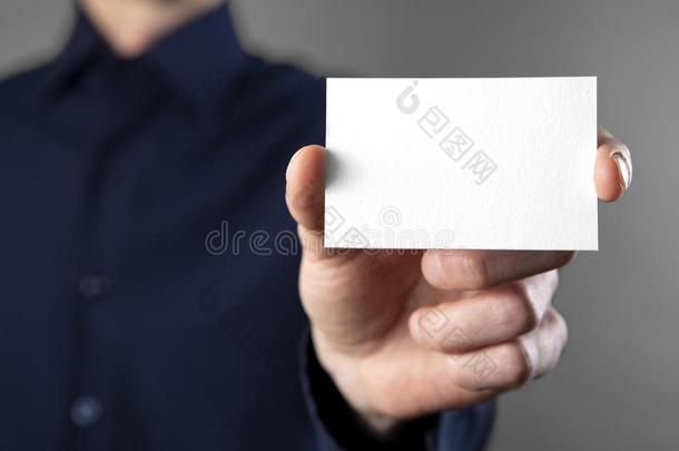 一男人佃户租种的土地白色的商业卡片