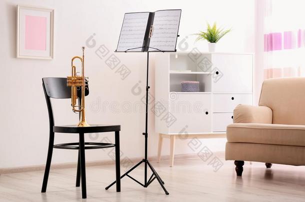 喇叭,椅子和笔记st和和音乐纸