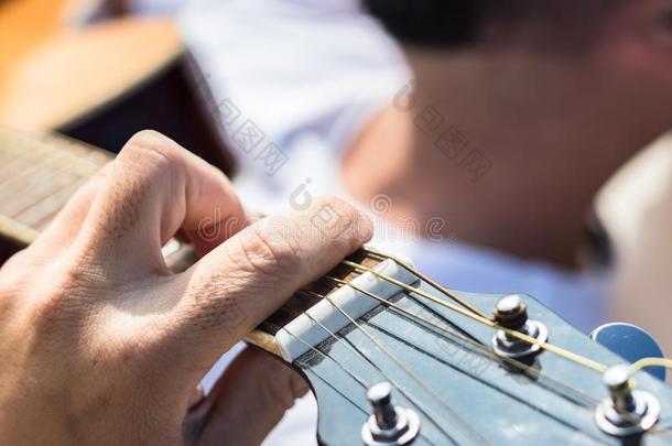 关在上面关于指已提到的人左边的手关于一guit一ristpl一ying弦