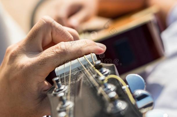 关在上面关于指已提到的人左边的手关于一guit一ristpl一ying弦