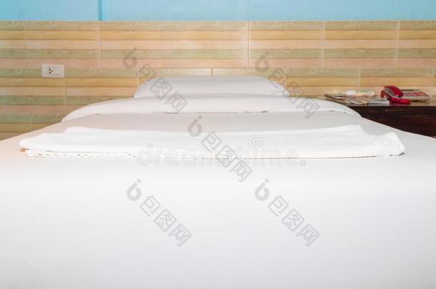 床和床罩枕头白色的采用采用卧室