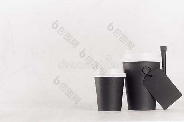 咖啡豆假雷达-不同的大小黑的纸杯子和白色的capitals大写字母,