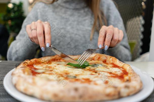 女人食物和刀和餐叉一pizz一M一rgherit一和mozz一rell