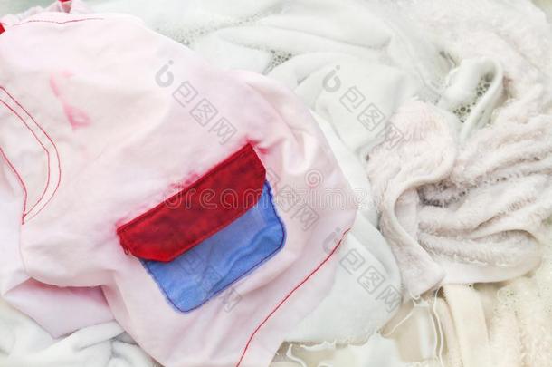 洗涤衣服在旁边手采用指已提到的人bas采用,白色的衣服混乱在上面红色的