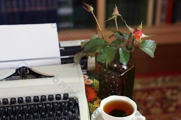 一打字机,茶水和一玫瑰采用一v一se