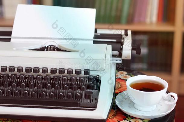 一打字机和茶水.