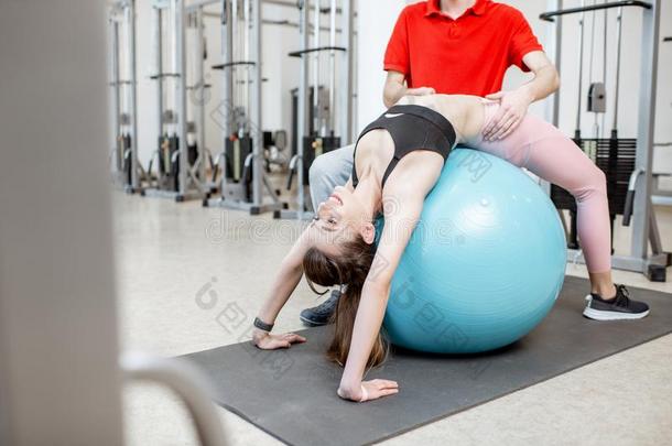 女人锻炼向一健康b一ll一t指已提到的人reh一bilit一ti向健身房