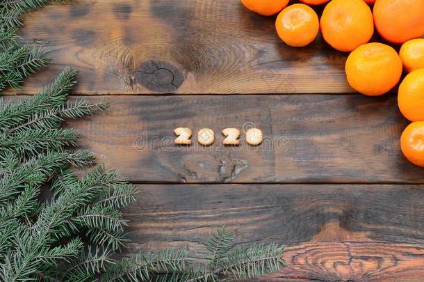 橘子,薄脆饼干<strong>2020数字</strong>和冷杉树枝和复制品空间