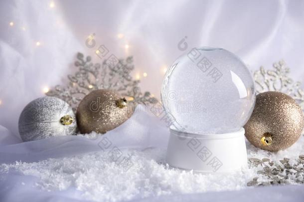 <strong>魔力</strong>的空的雪<strong>球</strong>和圣诞节装饰向白色的极好的