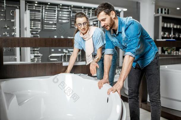 男人和女人挑选新的浴缸采用指已提到的人商店