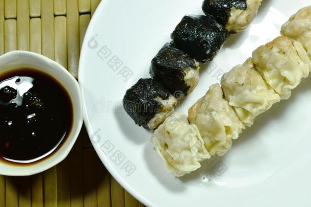 中国人饺子有包装的海草刺穿的木制的粘贴向盘子