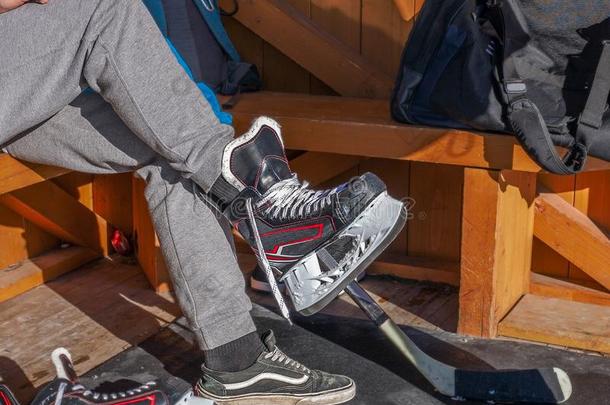 系带在上面溜冰鞋为一户外的曲棍球游戏