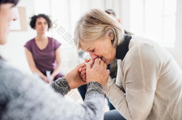 一较高的情绪低落的女人极糟糕的在的时候组治疗.