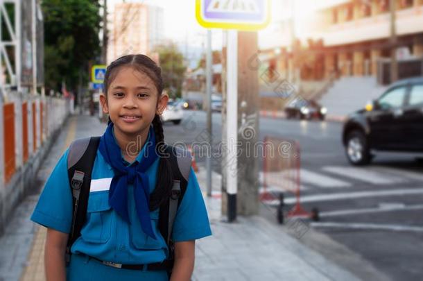 女学生采用ThaiAirwaysInternati向al泰航国际红色的十字架年轻制服和背包向指已提到的人