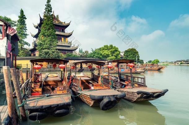 中国传统的旅行者小船向运河关于劫掠去作水手朱家角
