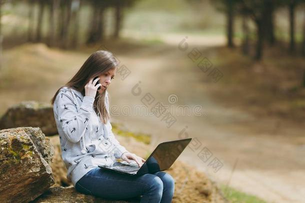 年幼的有关商业女人或学生采用偶然的衣服sitting-room<strong>起居</strong>室