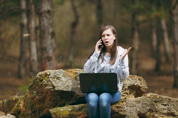 年幼的有关商业女人或学生采用偶然的衣服sitting-room<strong>起居</strong>室