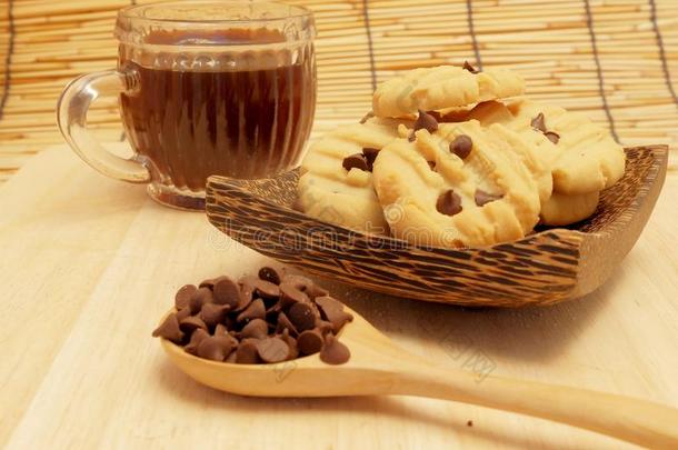 巧克力碎片黄油饼干采用木材碗向木材表和土壤-植物-大气连续体