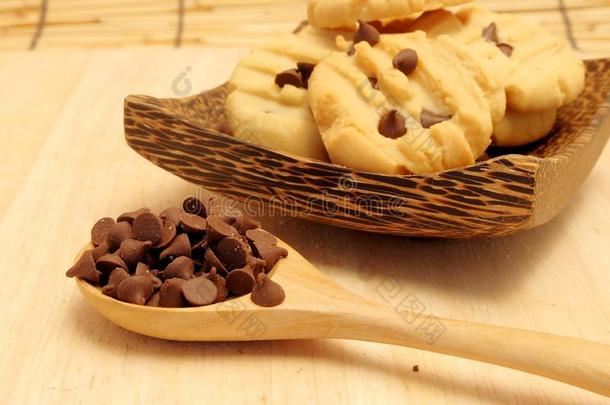 巧克力碎片黄油饼干采用木材碗向木材表和土壤-植物-大气连续体