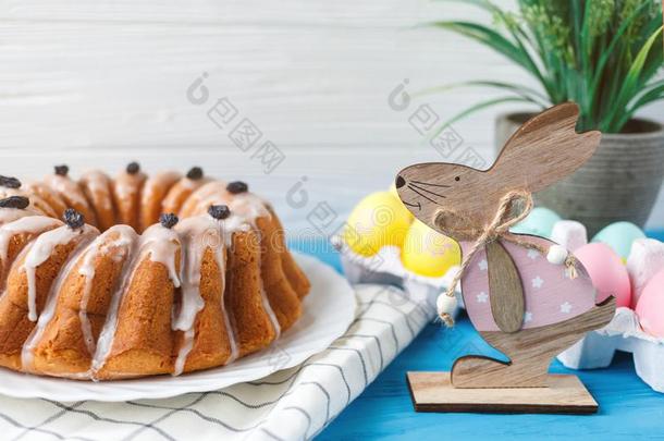 幸福的复活节!手工<strong>做</strong>的蛋糕向毛巾,卵,木制的<strong>兔子兔子</strong>