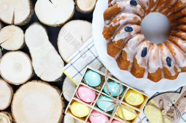 幸福的复活节!手工做的蛋糕向毛巾,卵,木制的兔子兔子
