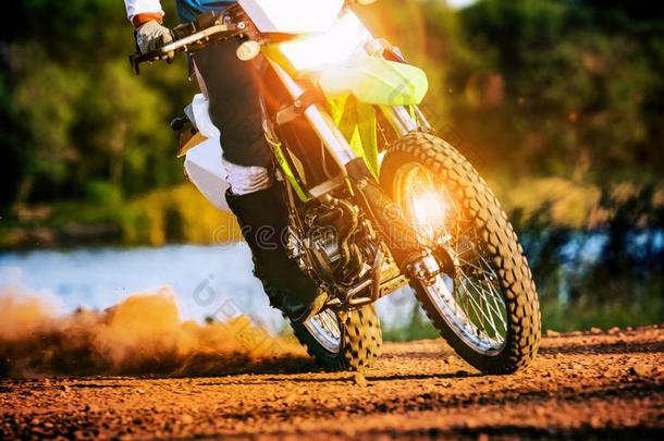 男人骑马耐力赛摩托车向泥土田