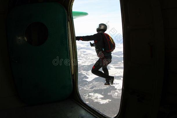 冬跳伞运动.<strong>一做</strong>空中造型动作的跳伞运动员有刚才跳出局.