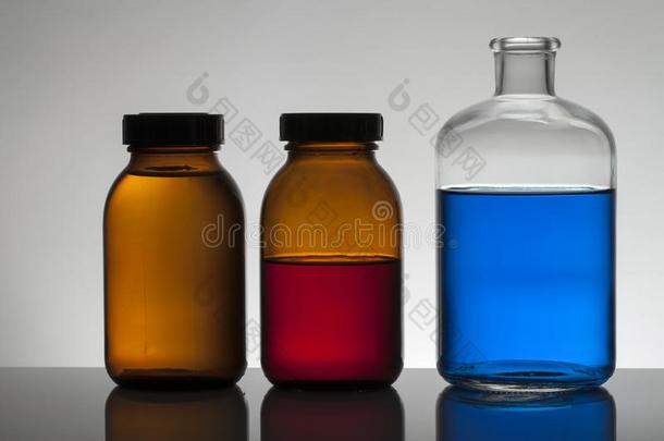 液体采用实验室瓶子.科学的生物化学的实验室.