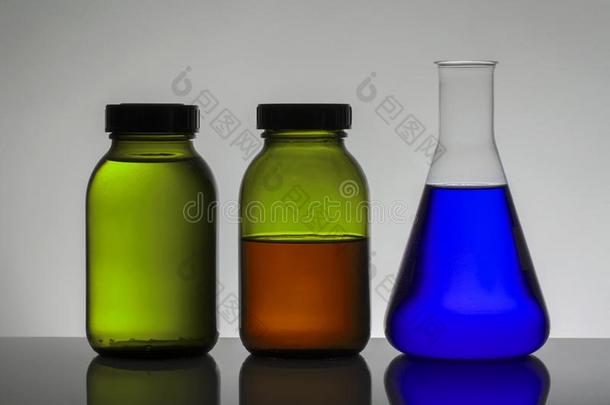 液体采用<strong>实验室</strong>瓶子.科学的<strong>生物</strong>化学的<strong>实验室</strong>.