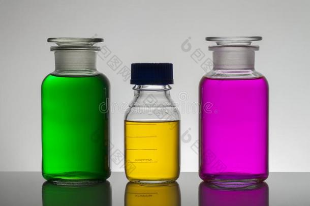 液体采用实验室瓶子.科学的生物化学的实验室.