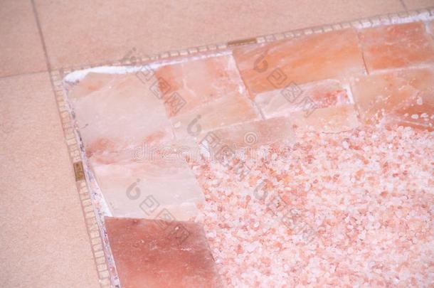 质地海粉红色的盐.有用的休闲健身中心处理.粉红色的盐小颗粒
