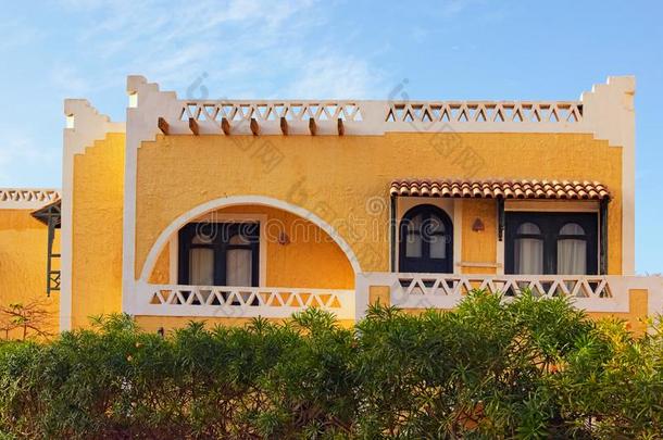 黄色的两个-楼层旅馆建筑物采用指已提到的人阿拉伯的方式.旅行者关于