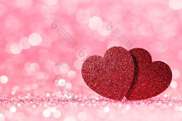 情人一天红色的红色的心和粉红色的焦外成像光背景.圆周率