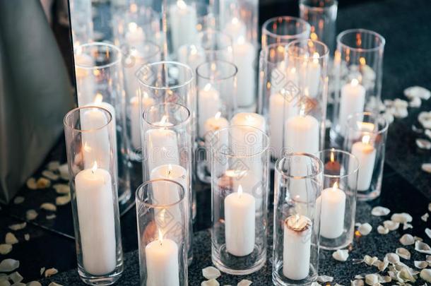 许多蜡烛和花花瓣向庆祝指已提到的人婚礼<strong>典礼</strong>