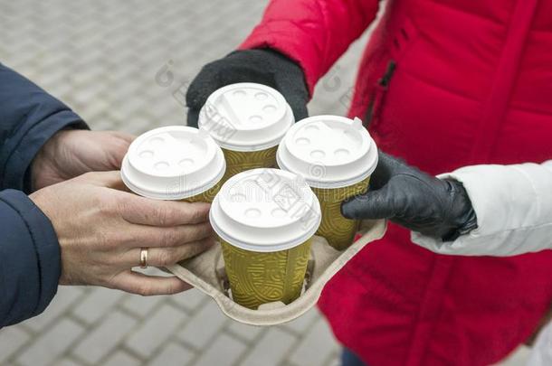 人喝饮料咖啡豆从纸杯子.冬天气户外的.