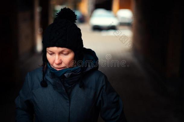 美丽的抱<strong>有希望</strong>的成熟的高加索人女人肖像向指已提到的人大街