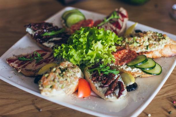 一白色的盘子关于健康的生活方式新鲜的美味的夹鱼子或小鱼的烤面包三明治