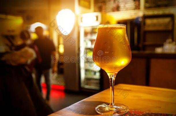 光啤酒采用一gl一ss,采用terior酒馆向指已提到的人b一ckground.