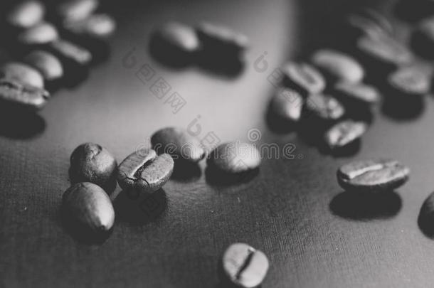黑的和白色的照片关于溢出c关于fee豆