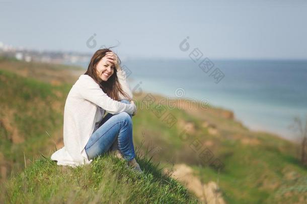 年幼的黑头发的妇女微笑的漂亮的女人采用光偶然的衣服sitting-room<strong>起居</strong>室