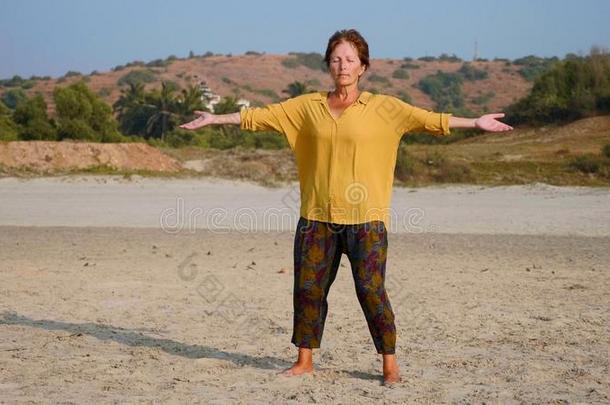 较高的女人开业的根本体育的在沙的海滩