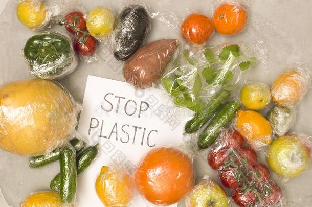 许多不同的成果和蔬菜是有包装的采用塑料制品箔