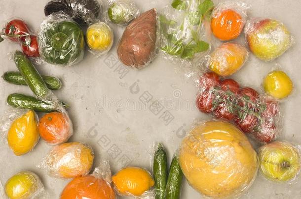 许多不同的成果和蔬菜是有包装的采用塑料制品箔