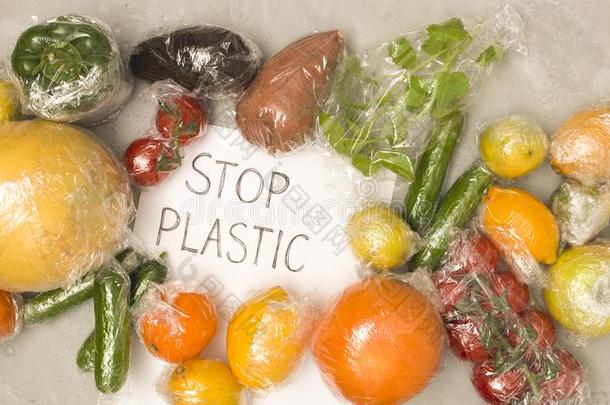 许多不同的成果和蔬菜是有<strong>包装</strong>的采用塑料制品箔