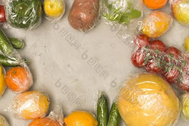 许多不同的成果和蔬菜是有<strong>包装</strong>的采用塑料制品箔