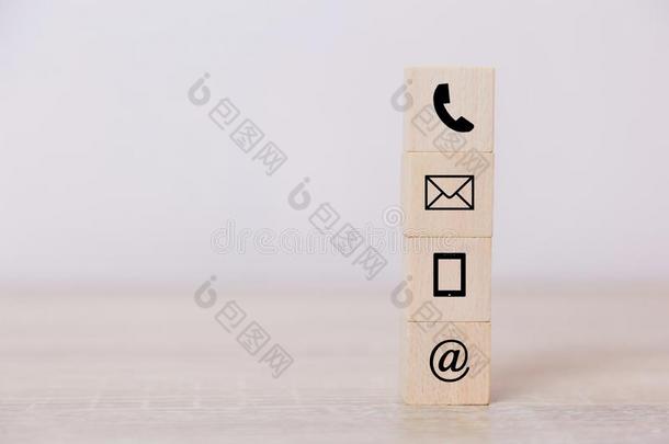 木材块象征电话,地址,邮件和可移动的电话.指已提到的人英语字母表的第3个字母