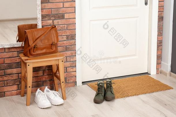 走廊内部和鞋子,袋和席子